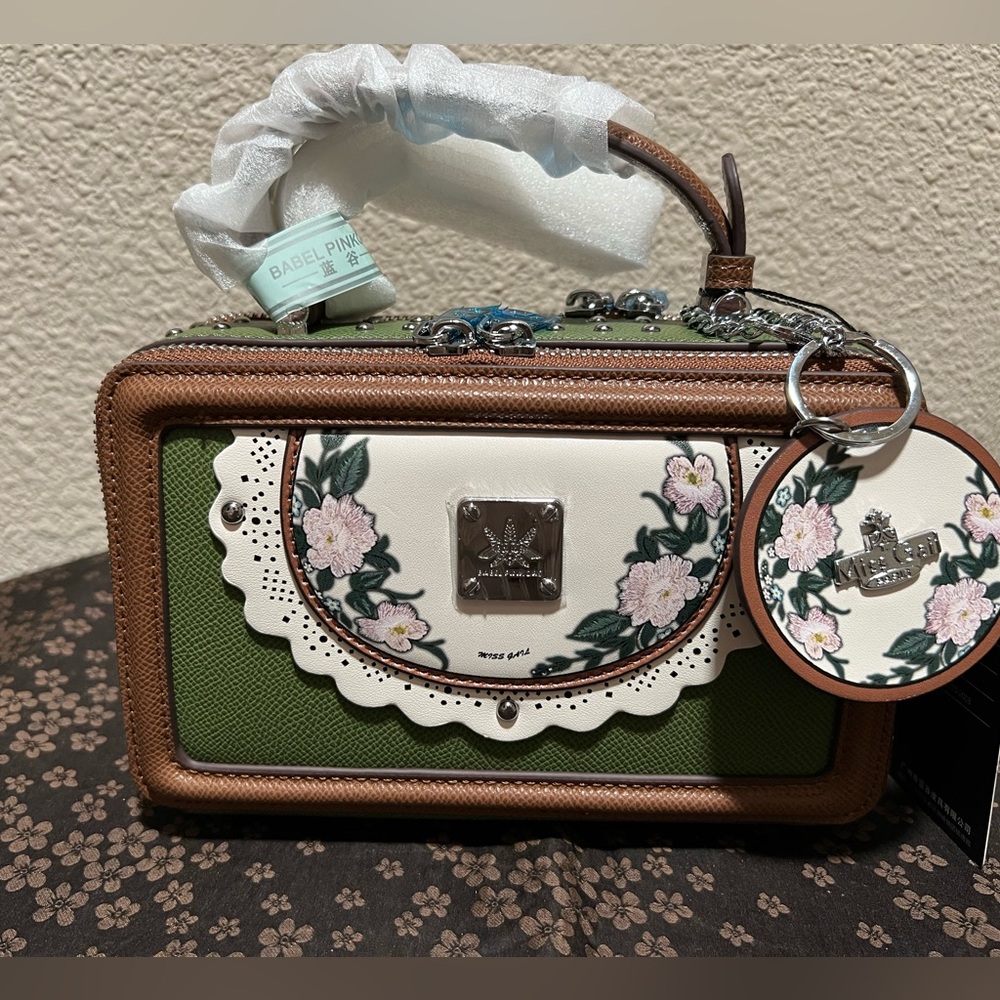 Minet’s garden green rectangular bag, leather texture with shoulder strap